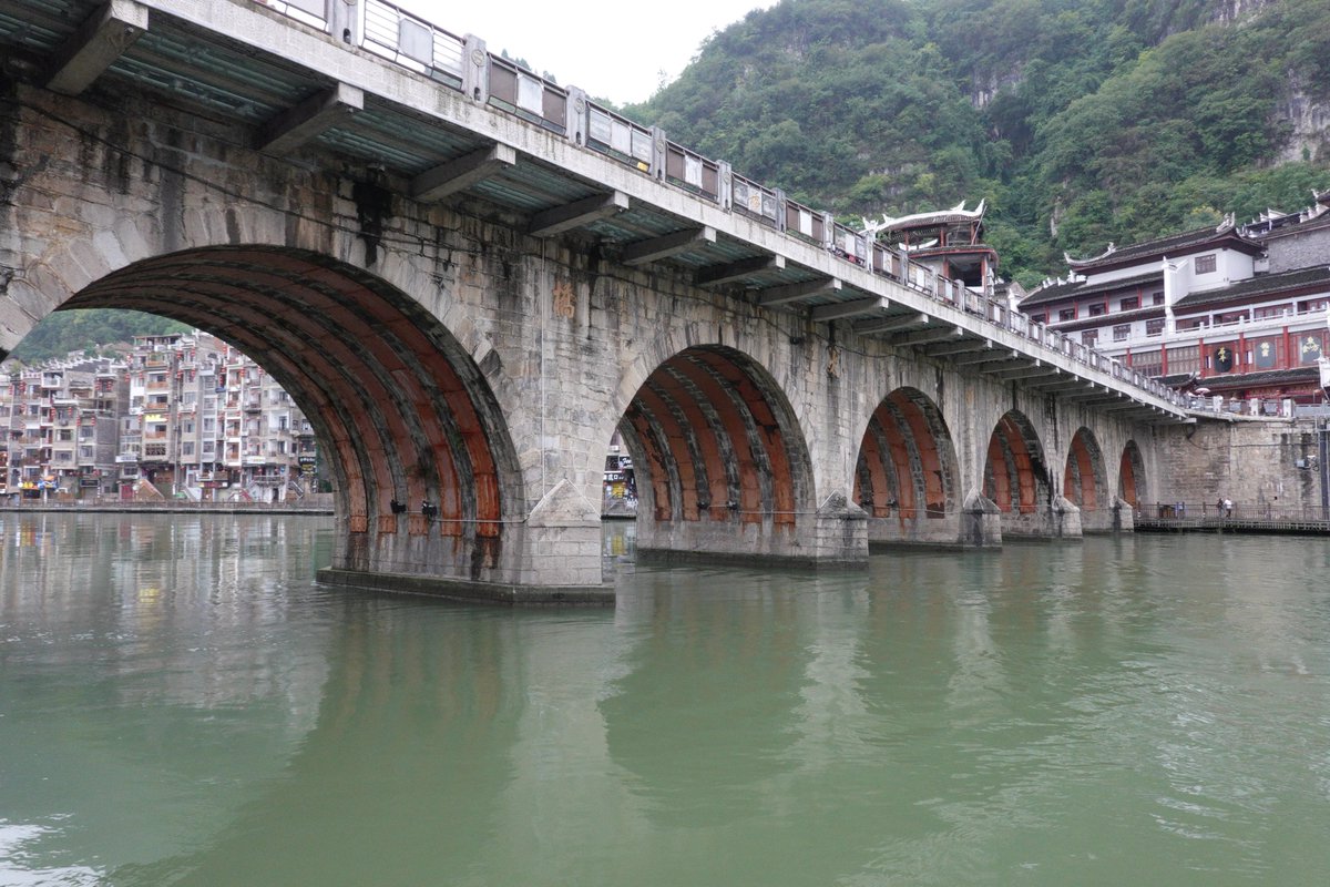 명나라 홍무 연간에 짓기 시작한 축성교는 우양하를 가로지르는 일명 ‘무계교’로 불리는 전위안고성의 랜드마크 중 하나이다.

#단오절 #구이저우전통 #지역축제 #문화유산