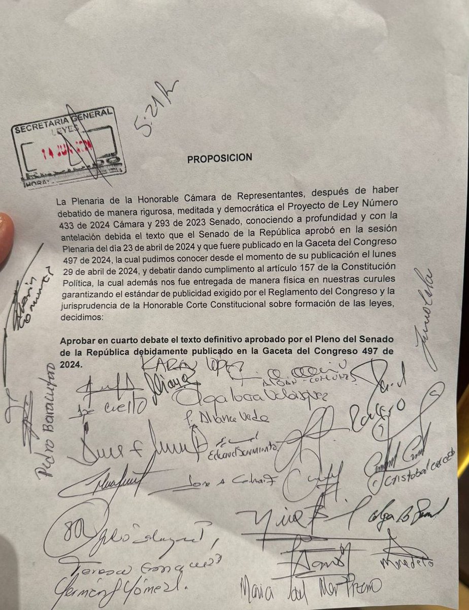 lafm's tweet photo. #Atención | Esta es la proposición presentada por congresistas del Pacto Histórico, Partido Conservador, Comunes, Alianza Verde, entre otros, con la que se pretender acoger el texto de la reforma pensional aprobado por el Senado, sin dar el último debate en la Cámara de Representantes.