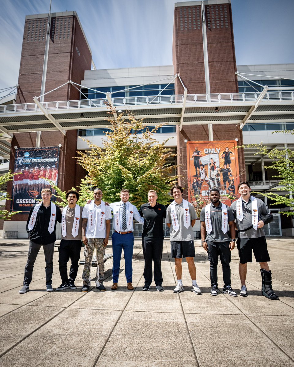 BeaverFootball's tweet photo. Congratulations to the newest Beaver grads who are celebrating this weekend🎉 https://t.co/SxJjvcSuEB