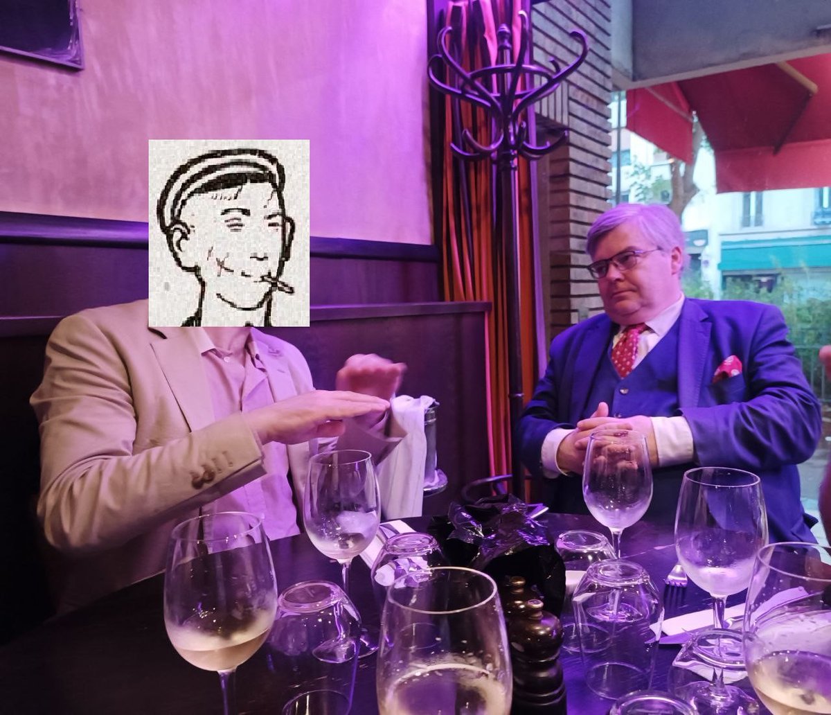 PaulVerbek's tweet image. Entraînement au langage des signes sous l&apos;œil attentif de Jérôme Bourbon, en marge de notre entretien. #Rivarol #DevoirDeVigilance