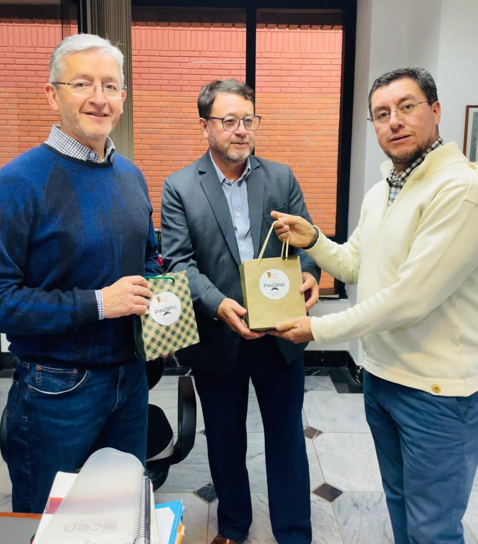 El Dr. Edwin Regalado, presidente de la <a href="/AEMAJazuay/">AZUAY AEMAJ</a>, en conmemoración al #DíaDelPadre realizó la entrega de unos presentes a los socios de la provincia.