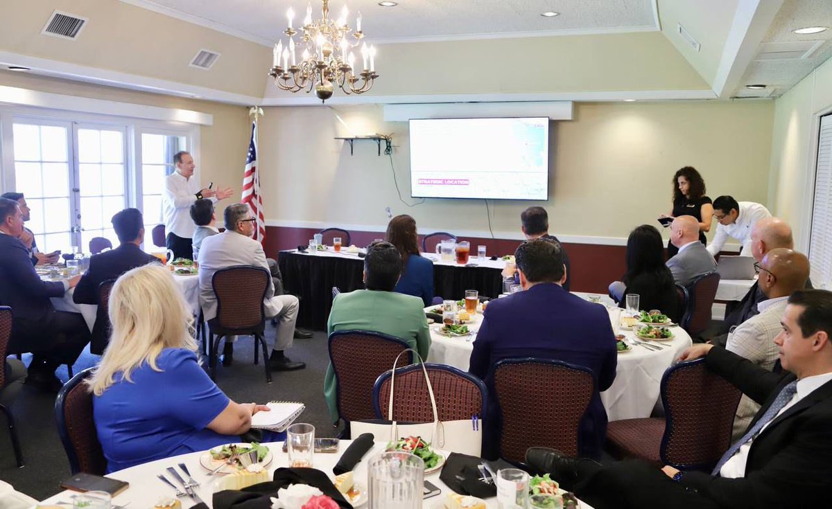 AlfonsoDurazo's tweet photo. Me reuní en #Phoenix con un grupo de más de 30 empresarios de Arizona para presentarles las vertientes del Plan Sonora y seguir impulsando la inversión.

Seguiremos fomentando alianzas estratégicas para potenciar el desarrollo económico y la sostenibilidad binacional. https://t.co/AZs7qnJnca