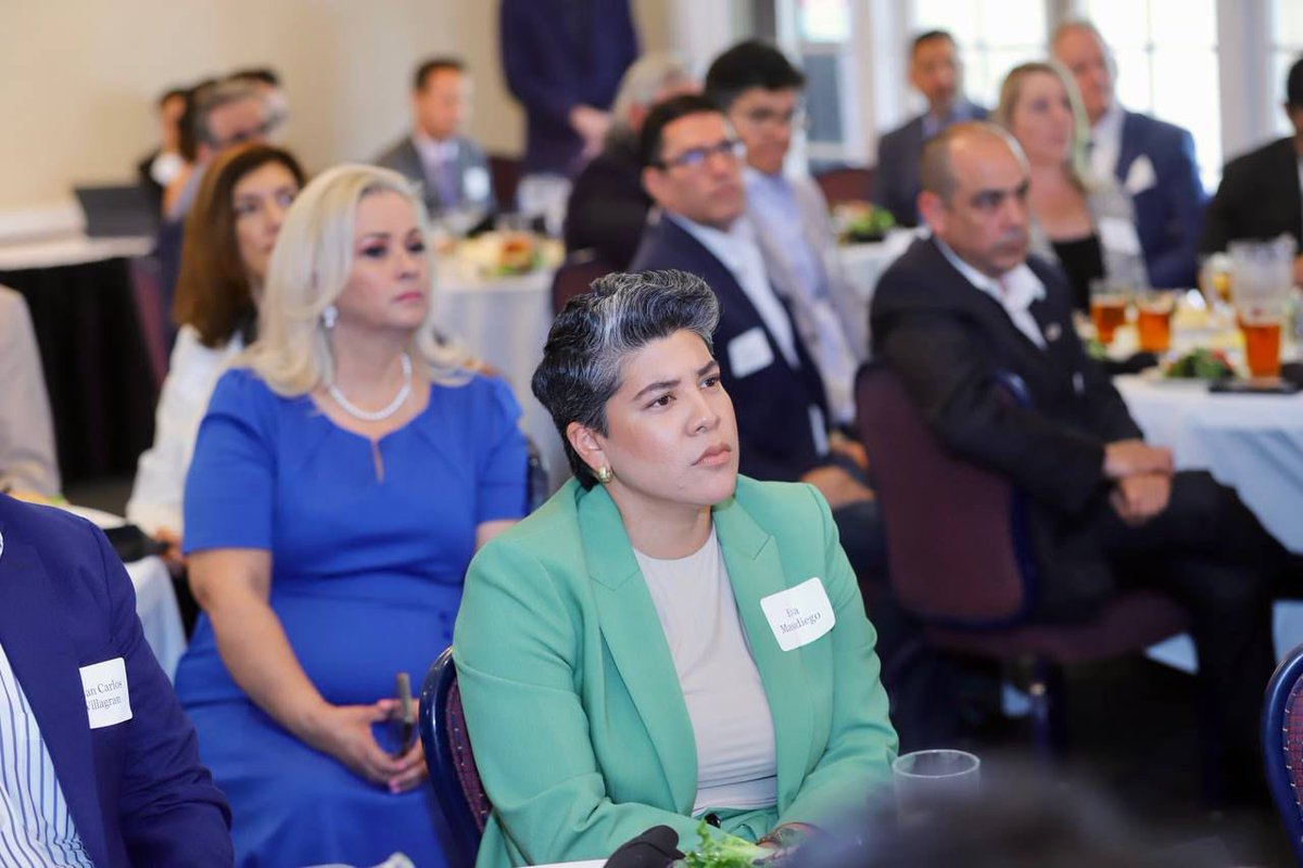 AlfonsoDurazo's tweet photo. Me reuní en #Phoenix con un grupo de más de 30 empresarios de Arizona para presentarles las vertientes del Plan Sonora y seguir impulsando la inversión.

Seguiremos fomentando alianzas estratégicas para potenciar el desarrollo económico y la sostenibilidad binacional. https://t.co/AZs7qnJnca