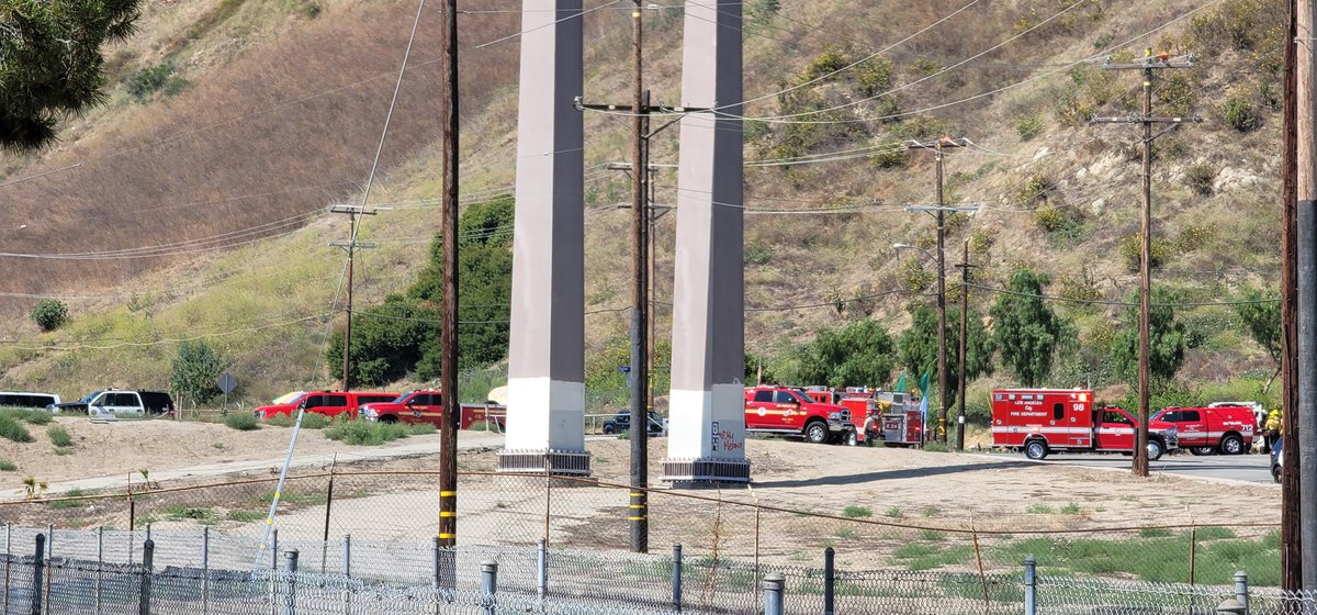 SUPERICEMANJR's tweet image. Love seeing @LAFD @LACOFD @LAPDHQ working together to put out a fire near me. #LopezFire @LAFDtalk @LACoFDPIO #TeamWorkMakesTheDreamWork #LosAngeles #LA