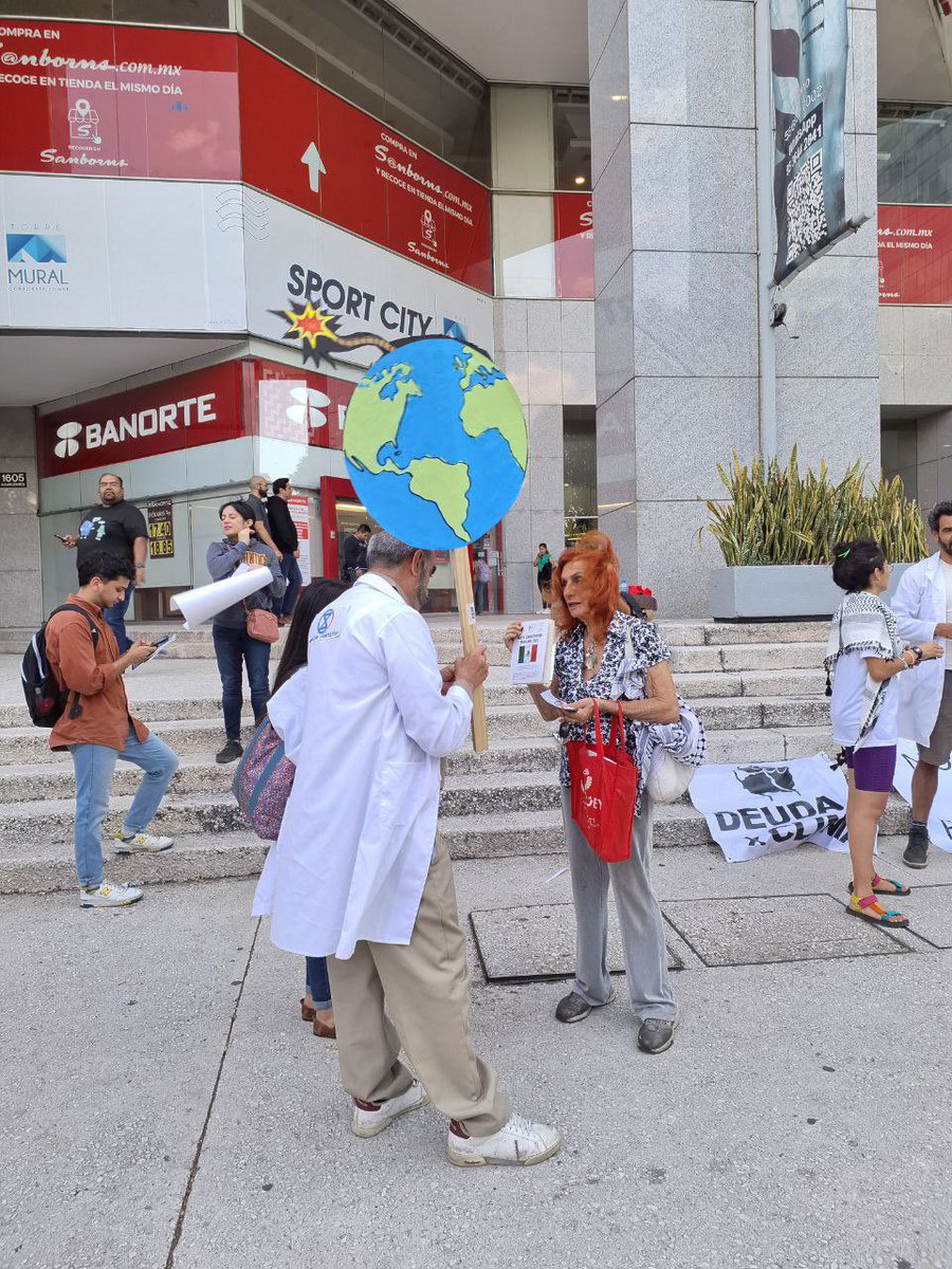 DeRaizMedia's tweet photo. #AlMomento 🔴 Activistas de @RebelionC_mex @DeudaxClima y @deuadaxclimamx se manifiestan afuera de las oficinas del @bancomundialmx en la #CDMX para denunciar la falta de congruencia por parte de los países que conforman el #G7, quienes exigen responsabilidad climática y justicia social, ya que no aplican dichas practicas en la realidad, así mismo demandan a este grupo de paises anular la deuda de los países del sur global.