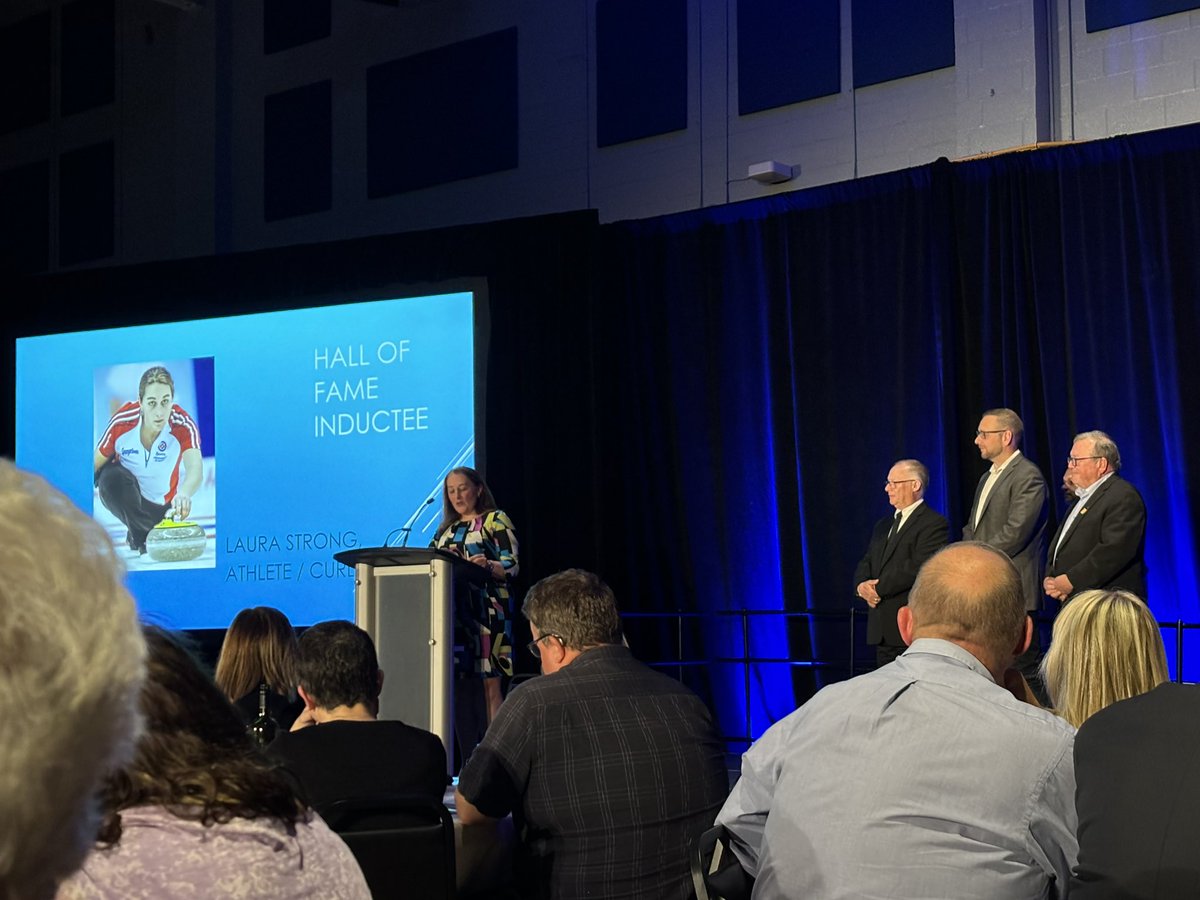 Heather197276's tweet image. Very proud of my little sister: congratulations @lstrong19 on being inducted into the City of Mount Pearl Sports Hall of Fame! Beautiful ceremony; awesome speech; fun night! #curling @Mount_Pearl @mountpearlsport