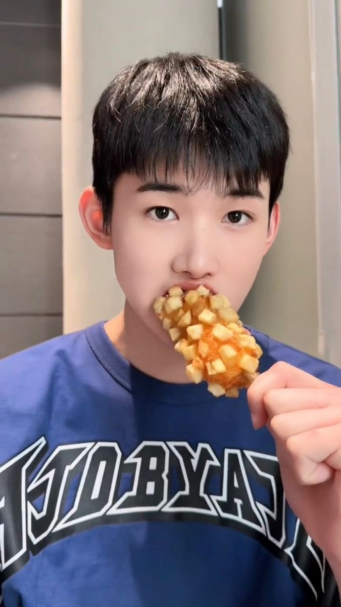 #르네트친소 #르네_트친소

지금 늑얘하자고?
핫도그 진짜 맛있는데??