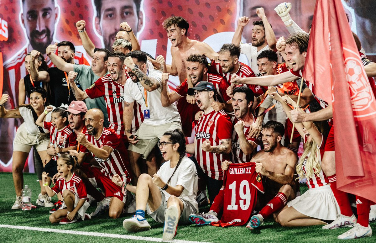 BernatRoviraS's tweet photo. Gràcies @KingsLeague
Ha estat un any i mig de grans experiències i emocions.
Que si he estat un afortunat? Afortunat és poc. He tingut la sort de:
1. Formar part d'una bombolla en què molta gent hi voldria ser.
2. Disfrutar de cada competició amb minuts, gols i victòries. 1/🧵 https://t.co/Y6ztuujWUJ
