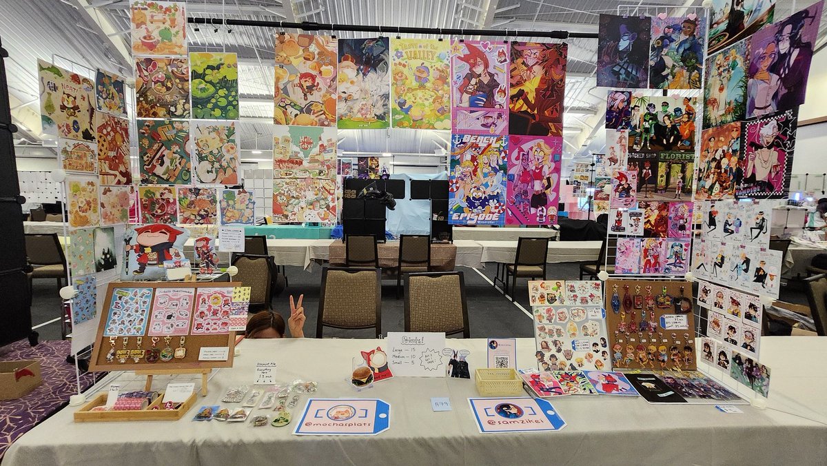 ALL SET UP AT #Yeticon with <a href="/MochaSplats/">Mocha🌷</a> (<a href="/mochamorii/">🍔( "´༥`"xxx) mochamorii (DT spoilers)</a> ) ! Come visit us at A79 we got ffxiv and hazbin merch 😁 video in thread