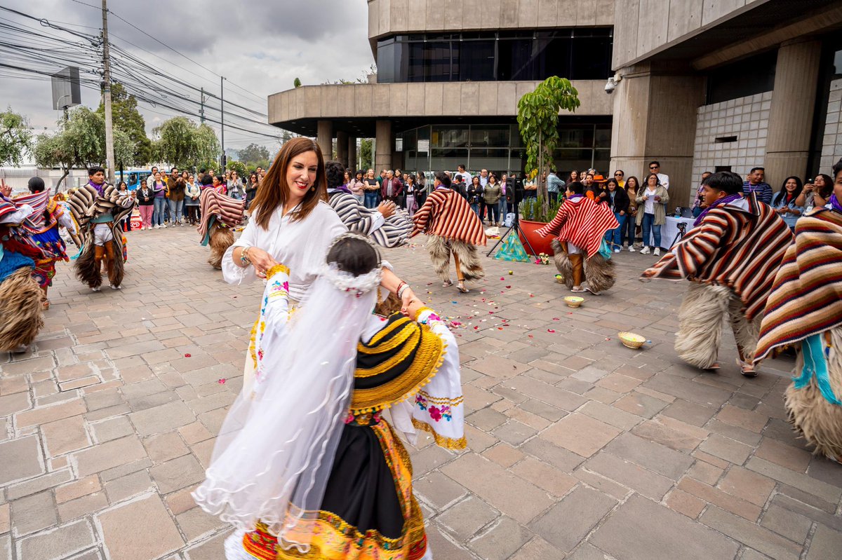 Educacion_Ec's tweet photo. 🎭 Diferentes muestras artísticas y culturales llenaron de color y alegría la Plaza de @Educacion_Ec, donde los estudiantes presentaron su talento, la riqueza y diversidad cultural. 🎨 👧🏻👦🏽

Con la iniciativa “#ViernesDeColores con Arte y Cultura” promovemos el desarrollo de habilidades artísticas y sentido de permanencia de la comunidad educativa. 

#ElNuevoEcuadorResuelve