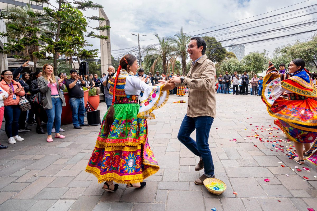 Educacion_Ec's tweet photo. 🎭 Diferentes muestras artísticas y culturales llenaron de color y alegría la Plaza de @Educacion_Ec, donde los estudiantes presentaron su talento, la riqueza y diversidad cultural. 🎨 👧🏻👦🏽

Con la iniciativa “#ViernesDeColores con Arte y Cultura” promovemos el desarrollo de habilidades artísticas y sentido de permanencia de la comunidad educativa. 

#ElNuevoEcuadorResuelve