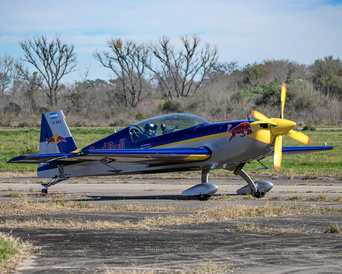 Ferfast's tweet photo. El maestro #JorgeMalatini con su nave #Extra300 #RedBull de acrobacia aérea al finalizar su demostración en Morón #ArgentinaVuela2023 😎🛩️📷🇦🇷
#AV2023 #AcrobaciaAerea #FlyingBulls #MalatiniAirShow #avgeek #Nikon #Sigma 
@ExtraAircraft https://t.co/0m3phoSk9z