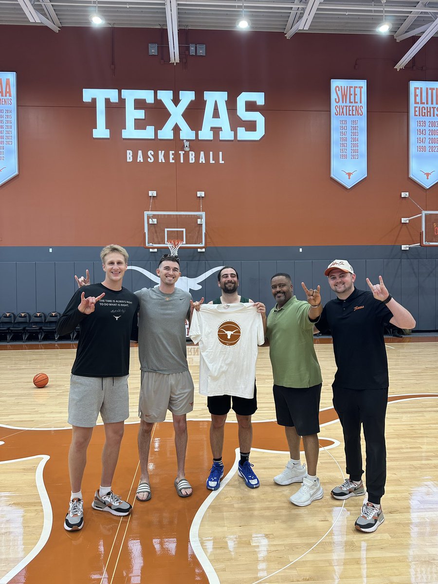 You never know who’s gonna pull up and hoop in Austin…🤘 <a href="/NoahKahan/">Noah Kahan</a> <a href="/TexasMBB/">Texas Men’s Basketball</a>