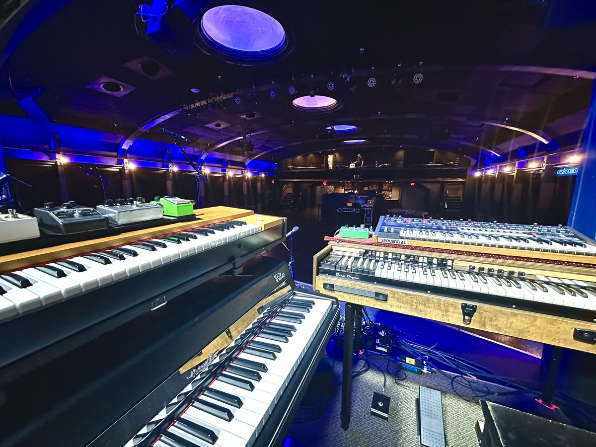 B3RobertWalter's tweet photo. Tonight at Teragram Ballroom in Los Angeles with @mike_gordon #BossOrgan @VibePiano #Prophet6 #Clavinet https://t.co/5rZJDrBjve