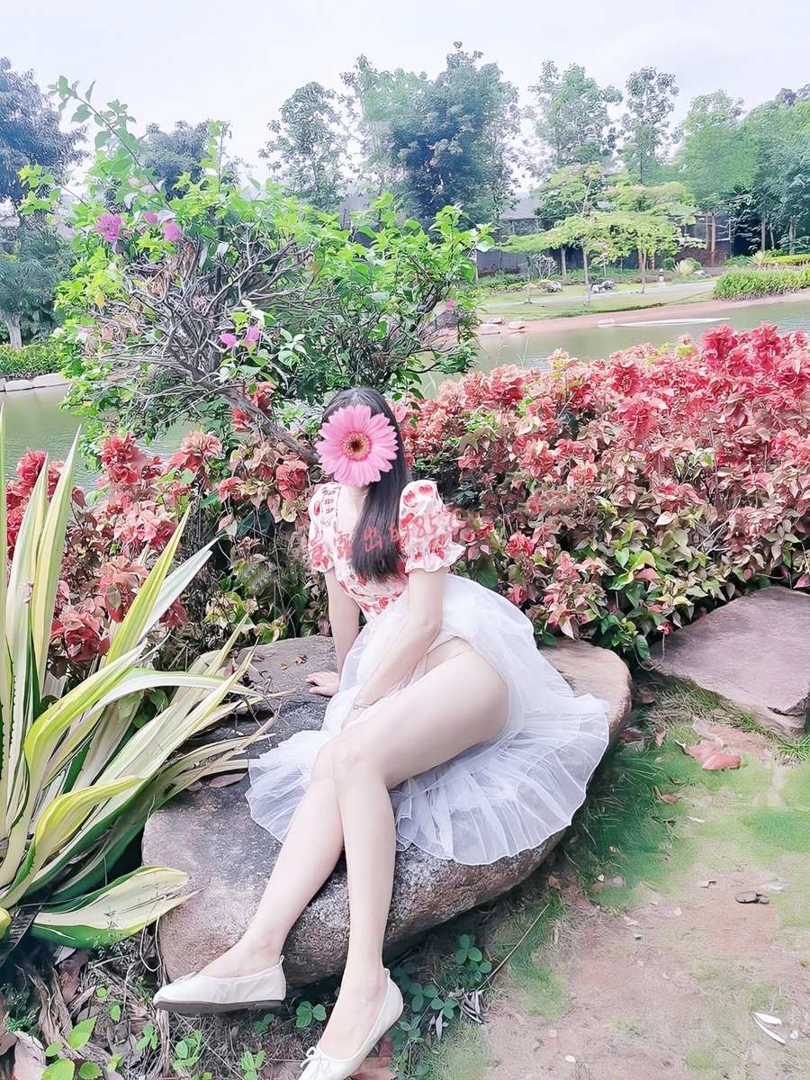 万物晴朗，我最可爱~
不爱穿内裤的我，当然要随时小露一下呀😘

#爱露出 #露出任务 #户外露出 https://t.co/WRk88XZdr9