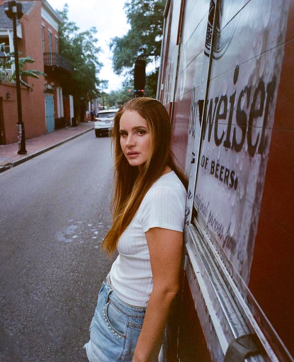 New photos of Lana Del Rey looking gorgeous 🤍