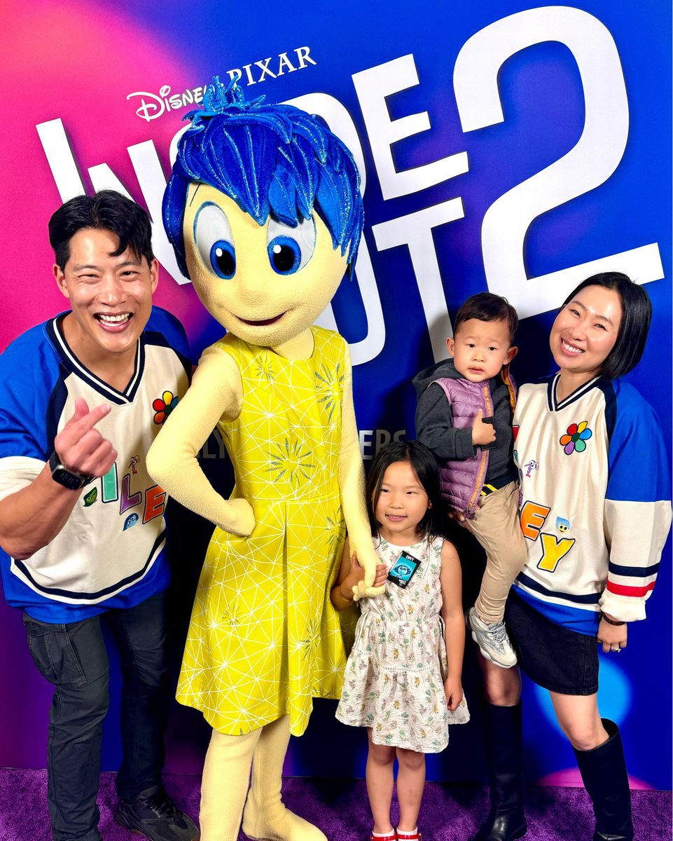 Hungry__FAM's tweet photo. We met Joy at the Inside Out 2 premiere!
Thanks @Disney & @BoxLunchGifts for the invitation 🥰.
#HungryFAM #InsideOut2 #BoxLunchGifts #GetSomeGiveBack @Pixar @Cinemark @RealD3D https://t.co/rLAqamZnfO