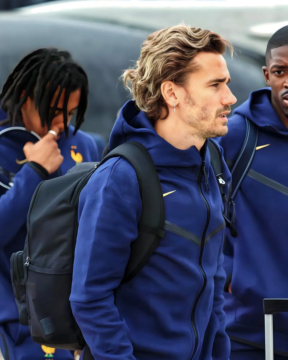 teamgrizibra's tweet photo. ⚽️| Embarque da seleção Francesa a caminho da Alemanha, para a disputa da UEFA Euro 2024 💙 ❤

#Griezmann #AllezLesBleus #euro2024 https://t.co/UK2elQA4MH