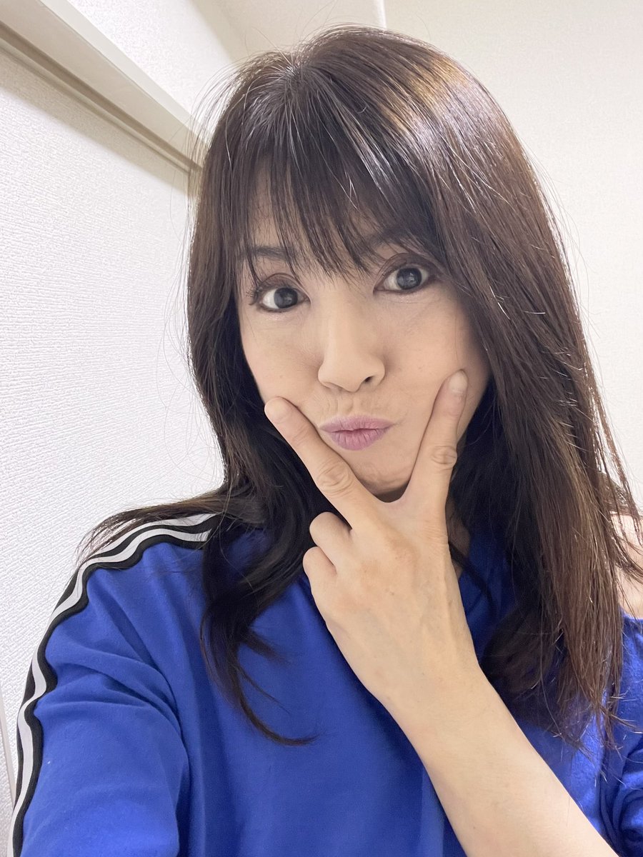 rui_saku's tweet photo. おはようございます😊告知です🥰
週刊大衆第一弾、第二弾と発売されましたが、この度第三弾！6月17日発売で憧れの小林ひとみさんとの対談が掲載されます。対談4ページ&袋とじコラボグラビア各4ページ、過去の写真集からですが前回とは全く別の写真^ ^
お会いした事がなく念願叶って大興奮でした❣️オーラがすごくてドキドキ💓
コラボサイン色紙のプレゼント企画もあります╰(*´︶`*)╯♡
是非是非手に取ってご覧下さい^ ^
皆様素敵な週末をお過ごし下さい😘