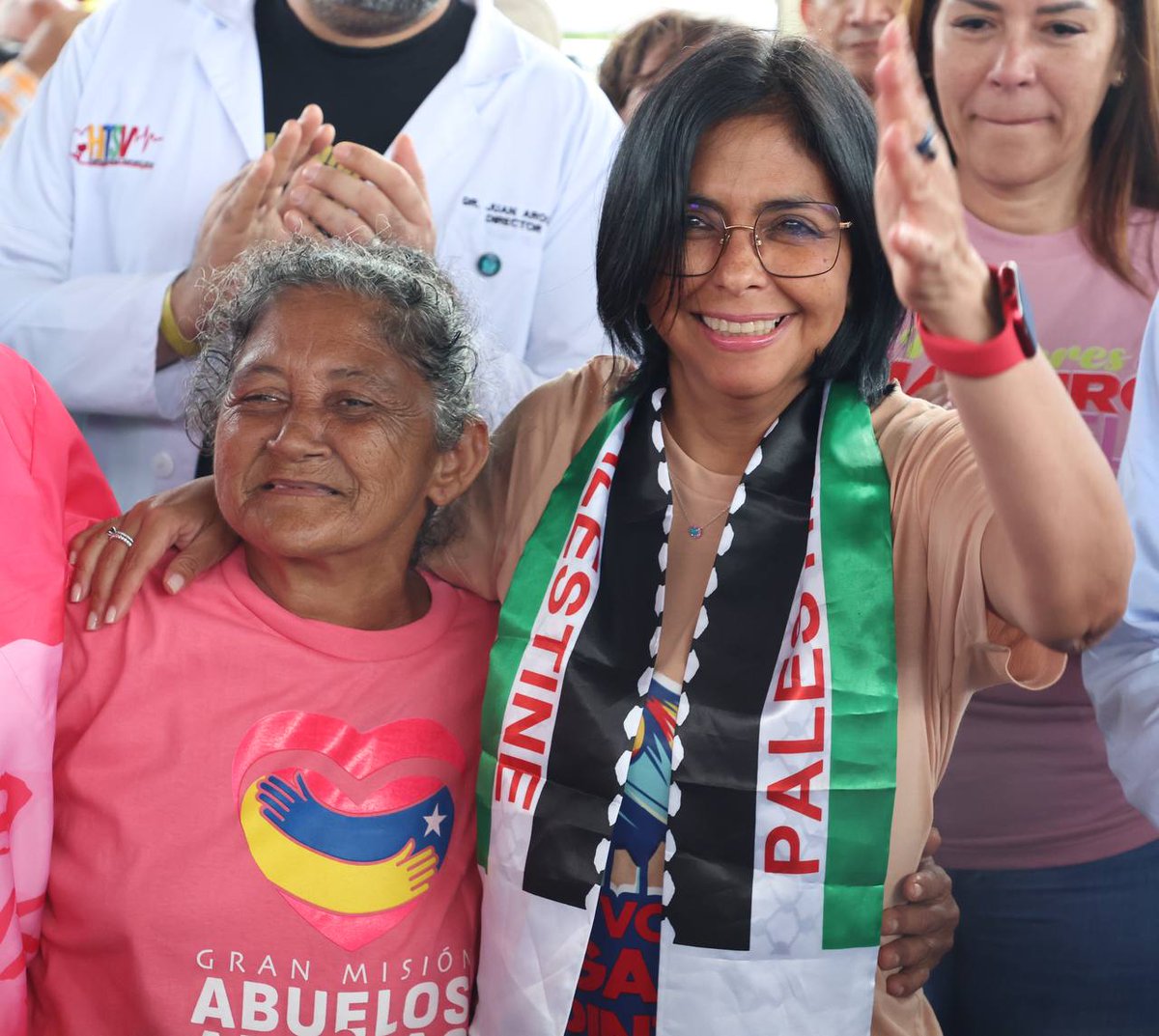 CVG_Oficial's tweet photo. #14Jun || Vicepdta. Ejecutiva, @delcyrodriguezv lideró la jornada “Más años, más amor” para abuelos y abuelas en #Bolívar "Nuestros abuelos y abuelas son el baluarte de #Venezuela" https://t.co/nkQZZyBCHF