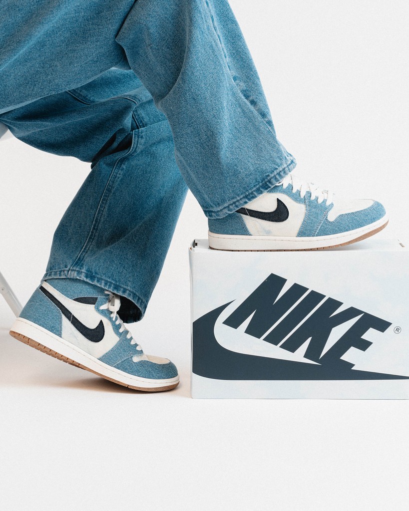 AFEWSTORE's tweet image. SHOP LINK ➡️ l8r.it/zITV

Elevating the classic Jordan Retro, this denim-inspired edition combines your favorite jeans' vibe with premium materials and modern accents. Perfect for a fresh, on-trend look. 

#afewstore #JordanRetro #DenimVibes #SneakerStyle