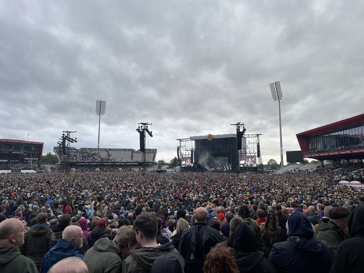 Superfreeb's tweet photo. The first band I ever saw live were @foofighters in 1997, I was 13 at the time and they blew the roof off of The Town and Country Club in Leeds. I saw them at Manchester yesterday, I’m now 40 and it’s safe to say they’ve done alright for themselves 🤣 https://t.co/2JI7HGqpJj
