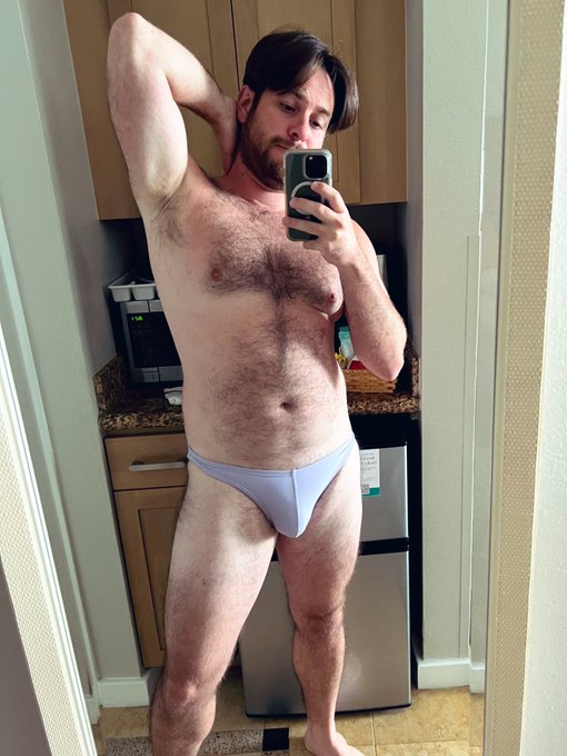 Tried on Axel&rsquo;s speedo, maybe I should get one for myself?? https://t.co/uWg6mUnWwd