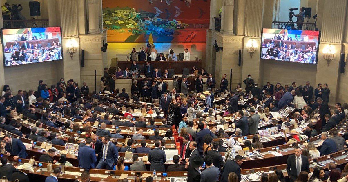 Con la aprobación de #ReformaPensional en la plenaria de la Cámara de Representantes (<a href="/CamaraColombia/">Cámara de Representantes de Colombia</a>), hoy triunfaron los abuelos y abuelas vulnerables que tendrán garantizada una renta básica  hasta el último día de sus vidas. Y triunfan también las clases trabajadoras, a las