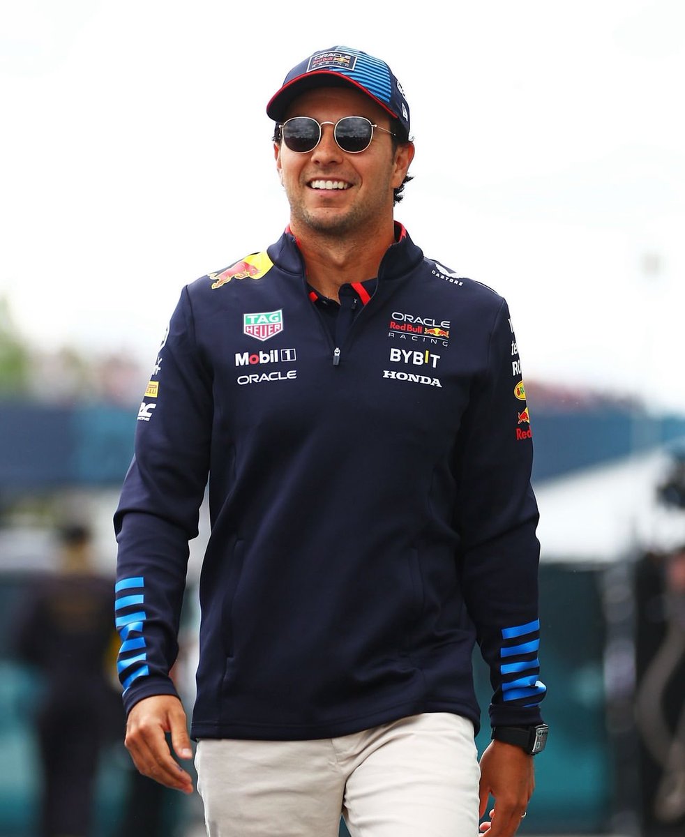 Siempre feliz, a pesar de las miles de adversidades 👑🧢
🤳<a href="/redbullracing/">Oracle Red Bull Racing</a>