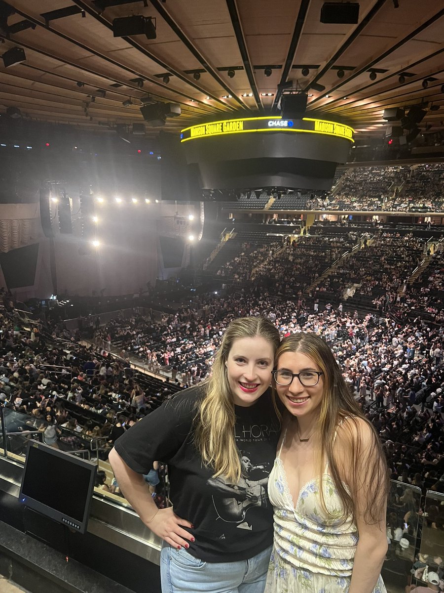 alloecrossing's tweet photo. ready for THE SHOW!!🧡 @NiallOfficial https://t.co/qok1QWbiYL
