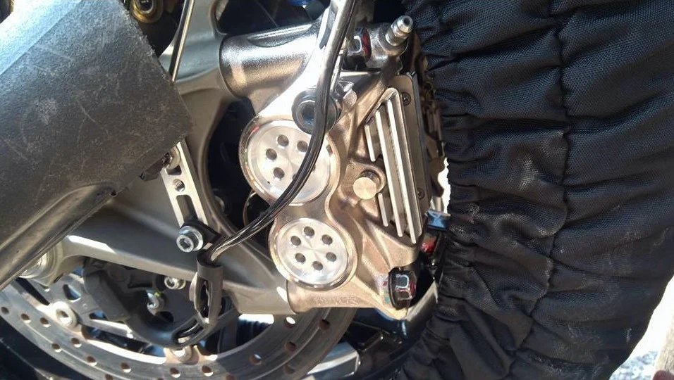 imotorcycleJP's tweet image. Performance Technology製ディスクラジエーターのご紹介です✨
キャリパーピストンとブレーキパッドの接触面を減らすことで、放熱効率を向上させ、ブレーキパッドの消耗を抑えてくれます！！
imotorcycle.jp/collections/pe…
#PerformanceTechnology
#DBK