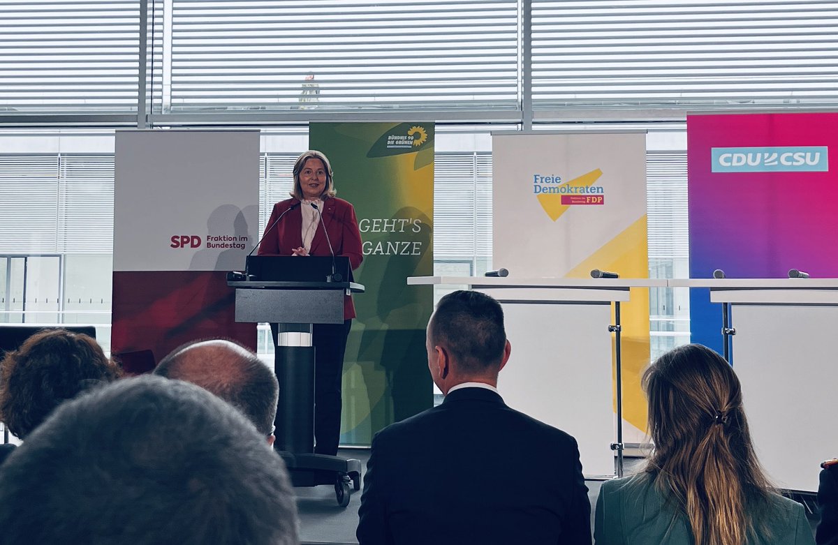 Gestern fand d fraktionsübergreifende Empfang anlässlich des #Veteranentages im <a href="/Bundestag/">Deutscher Bundestag</a> statt;

Die #Bundestagspräsidentin <a href="/baerbelbas/">Bärbel Bas</a> spricht in ihrer Eröffnungsrede von dem Respekt und der Wertschätzung, welchen die Gesellschaft den #Veteranen und #Veteraninnen schuldet. 1/3