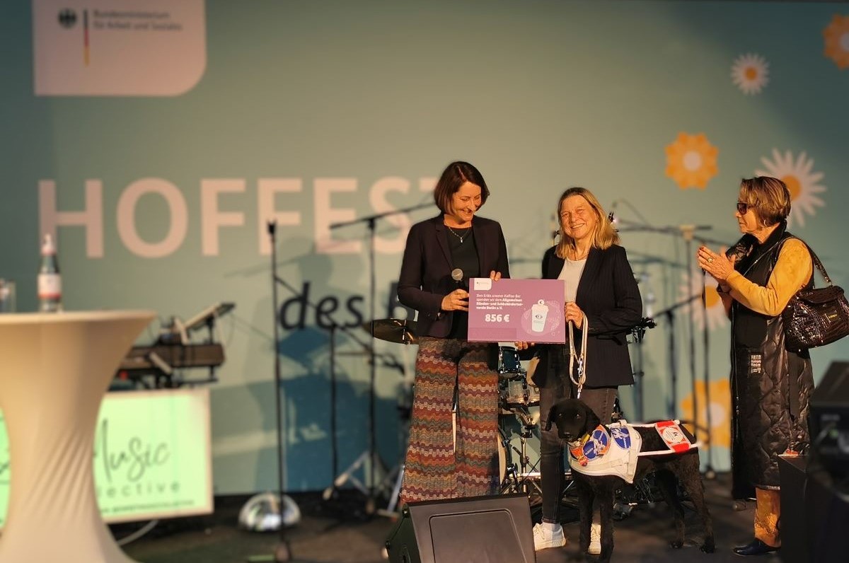 Danke an das <a href="/BMAS_Bund/">Bundesministerium für Arbeit und Soziales</a> für die tolle Charity-Aktion auf dem #Demokratiefest "75 Jahre Grundgesetz" und danke an alle, die mit ihrem Kaffeekauf für eine #Spende an den <a href="/ABSV_Berlin/">ABSV e. V.</a> gesorgt haben, der in diesem Jahr doppelt so alt wird.
#150Jahre #Selbsthilfe #Blind #Sehbehindert