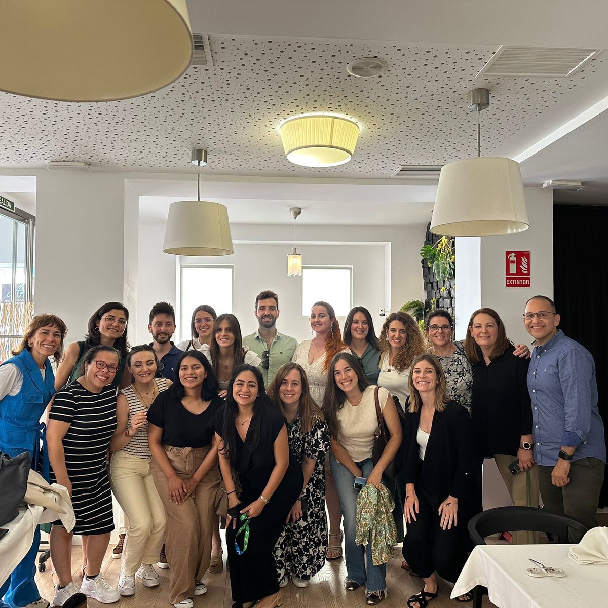 En las jornadas de clausura #AVAIC 2024, las sesiones de bienvenida para residentes finalizaron con una comida donde compartimos opiniones de las actividades que se habían realizado para ellos desde la #AVAIC a lo largo del año. Gracias por su interés!