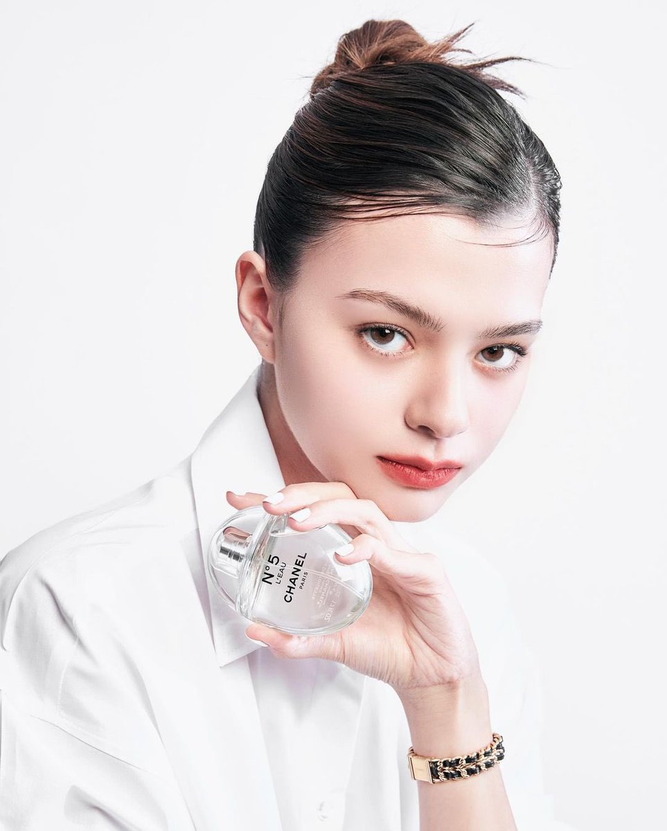 ItsBeckFreenObv's tweet photo. Rebecca ‘Becky’ Patricia Armstrong with N°5 L’Eau Drop 💫
Becky Chanel Girl
#ChanelxBecky
#N5DROP #CHANELFragrance
#beckysangels #คนของเบค https://t.co/z1qJNzZbad