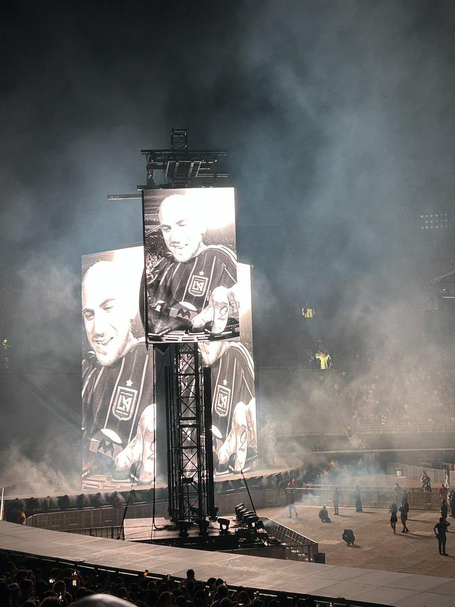 commutingfiasco's tweet photo. Thank you, Tony, for showing up in a suitable gear 🫡 #FredAgain #LAFC #LAColiseum #LosAngeles https://t.co/jKisTFXfsL