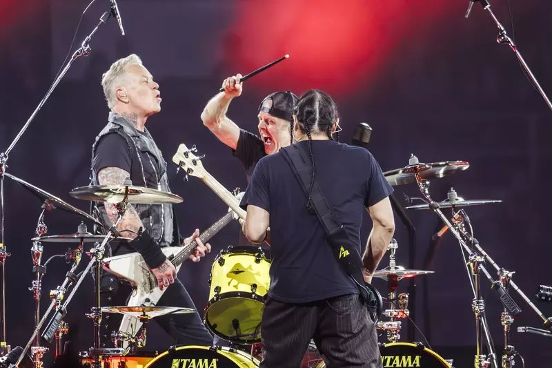 lydrummet's tweet photo. Metallica, tak for i går. Lyden mudrede sommetider og ikke alt blev leveret lige præcist, men sikke en flot scenografi og altid dejligt at høre gamle klassikere som Harvester of Sorrow og Blackened. Sad but True var min og sønnikes favorit. Vi ses igen søndag aften. #MusikSnak https://t.co/uH57X1MCcB