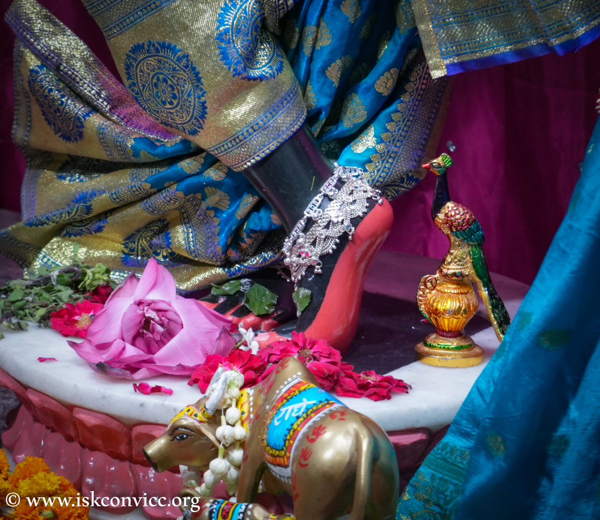 iskconvicc's tweet photo. Śrī Śrī Radha Gopal Darshan - 15/06/2024 @iskconvicc
#blue #mangalaartidarshan🌺🌹♥️🌸🌷👏 #shringaraarti #deityworship #iskconvicc #iskconvaranasi #banaras #iskcondarshan #iskcon_temple #srisriradhagopal https://t.co/o3NfsrFQTi
