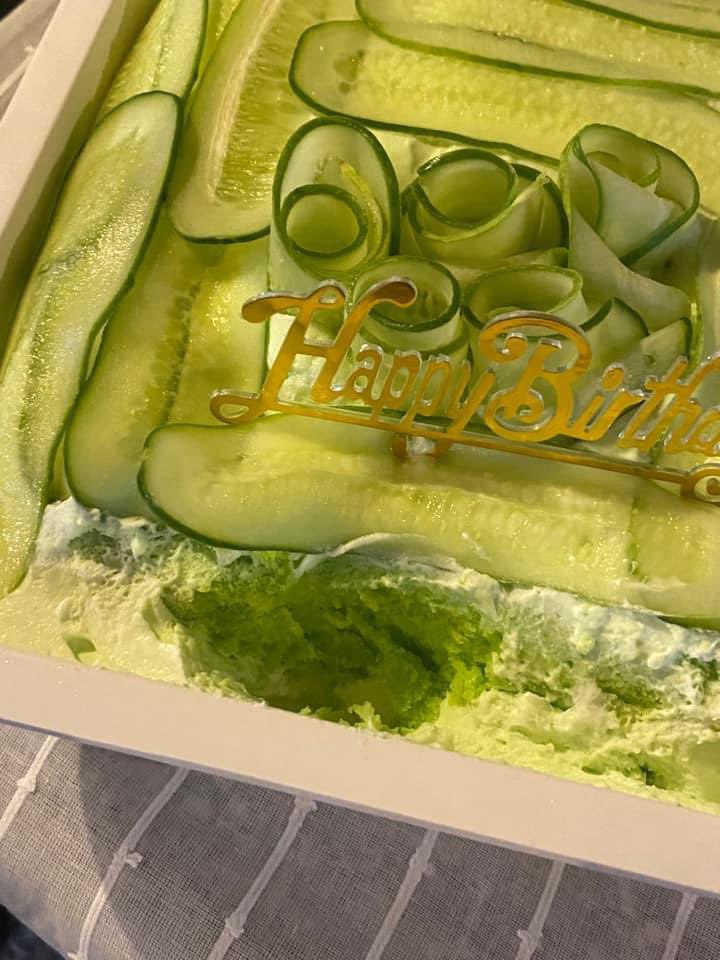 เราชอบกินแตงกวามากค่ะ กินแตงกวาคู่กับทุกอย่างบนโลก วันเกิดคุณแม่เลยทำเค้กแตงกวาให้ทาน😭