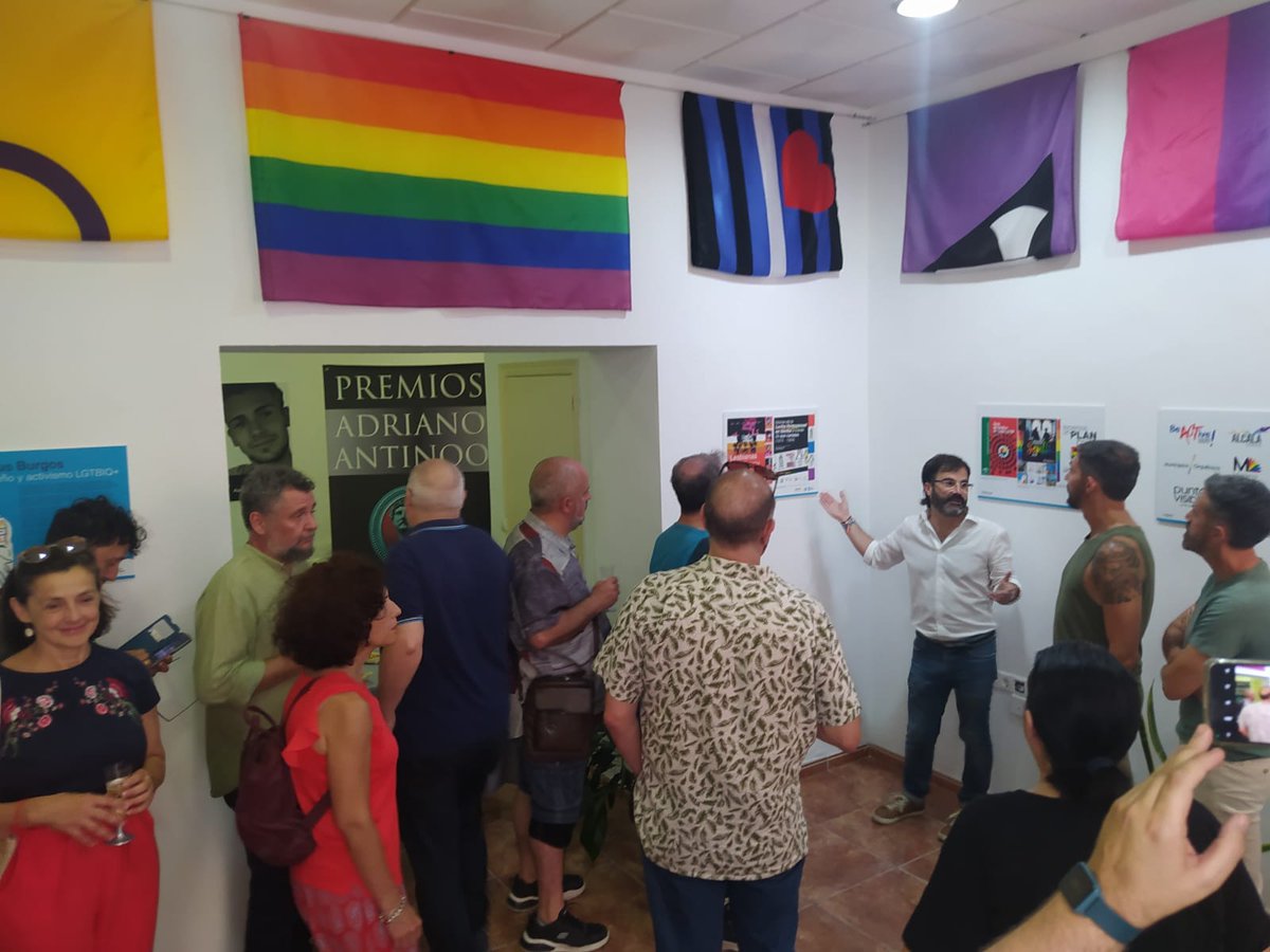 pabloMorterero's tweet photo. Agradecer a @agusburgos su generosidad y su compromiso activista LGTBI del que la exposición que se puede visitar en el Espacio LGTBI #Relator6 de Sevilla hasta el #30dejunio sólo es una pequeña muestra. https://t.co/SbomSpCjLw