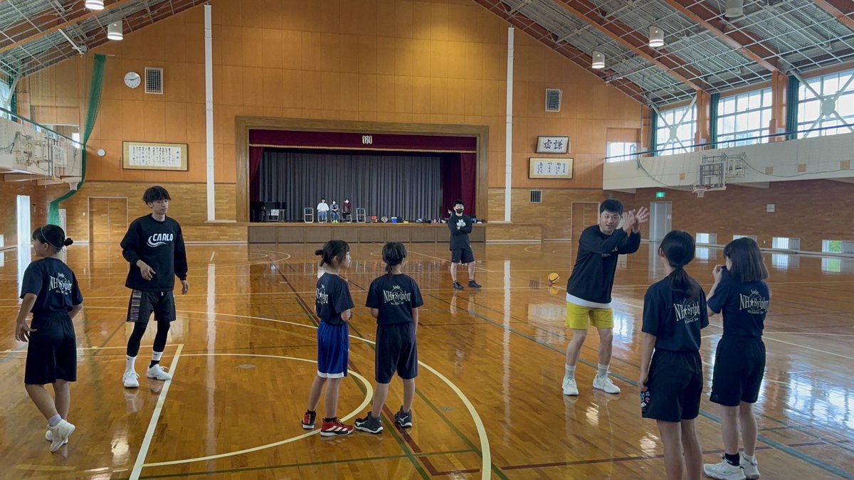 CALRO_3X3's tweet photo. 佐渡のU15女子バスケクラブチームのGODDESS （ガーデス） さん、U12女子バスケクラブチームのNHさんへ出張クリニックをさせていただきました！
テーマは『トラベリングを防ぐミート、からのドライブフィニッシユ』
ぜひ、またよろしくお願いします！！！ https://t.co/ww9b4KRfbI