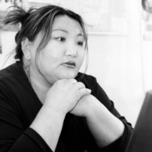 Сэтгүүлч Б.Ганчимэг: Л.Оюун-Эрдэнэтэй би олон удаа, олон цаг ярилцаж иржээ. Анх уулзахад ярьж байснаасаа тэр буцаагүй. Ааш авираа хувиргаагүй. Хийнэ гэж хэлж байснаа хийж яваа. Хаана ч би энэ үгийг хэлнэ. Гурван жилийн өмнө л намынхаа их хурал дээр тэр урьд өмнийн дарга нараас