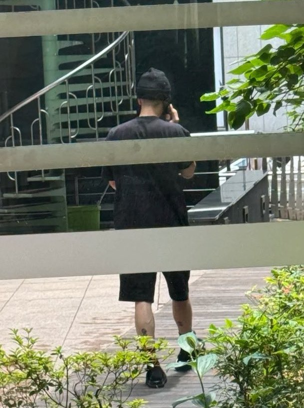 JSNia_G7's tweet photo. OP said she asked Jackson if she could take a photo?
He said no, but could give a hug.🥺❤️

OP waved to him while leaving and he blew a kiss in return💋

What a sweet boy😭😭😭 #JacksonWang https://t.co/FCUn7Wpmzb