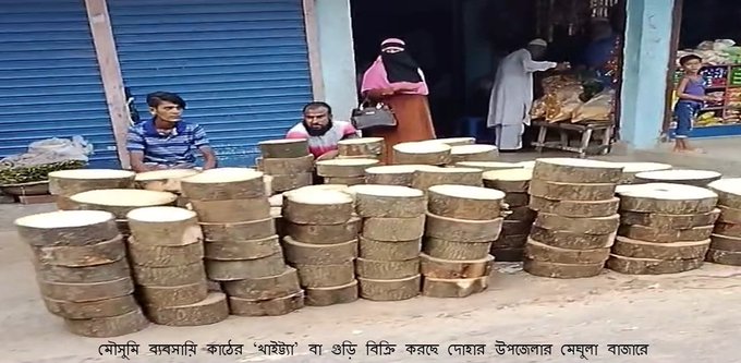 ‘খাইট্ট্যা’ বা কাঠের গুড়ির জমজমাট ব্যবসা চলছে