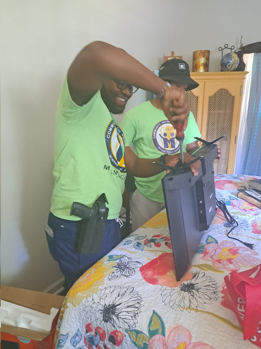MEM_PoliceDept's tweet photo. Crump Station assisted a generous citizen who wished to remain anonymous show kindness to Ms. Woods (not pictured), by gifting her a new TV after her home suffered damage. 
#MPD #MemphisPoliceDept #MemphisFinest #BestinBlue #MPDintheCommunity #MPDCares #901Memphis #CrumpPrecinct https://t.co/CIdDwr7wr3