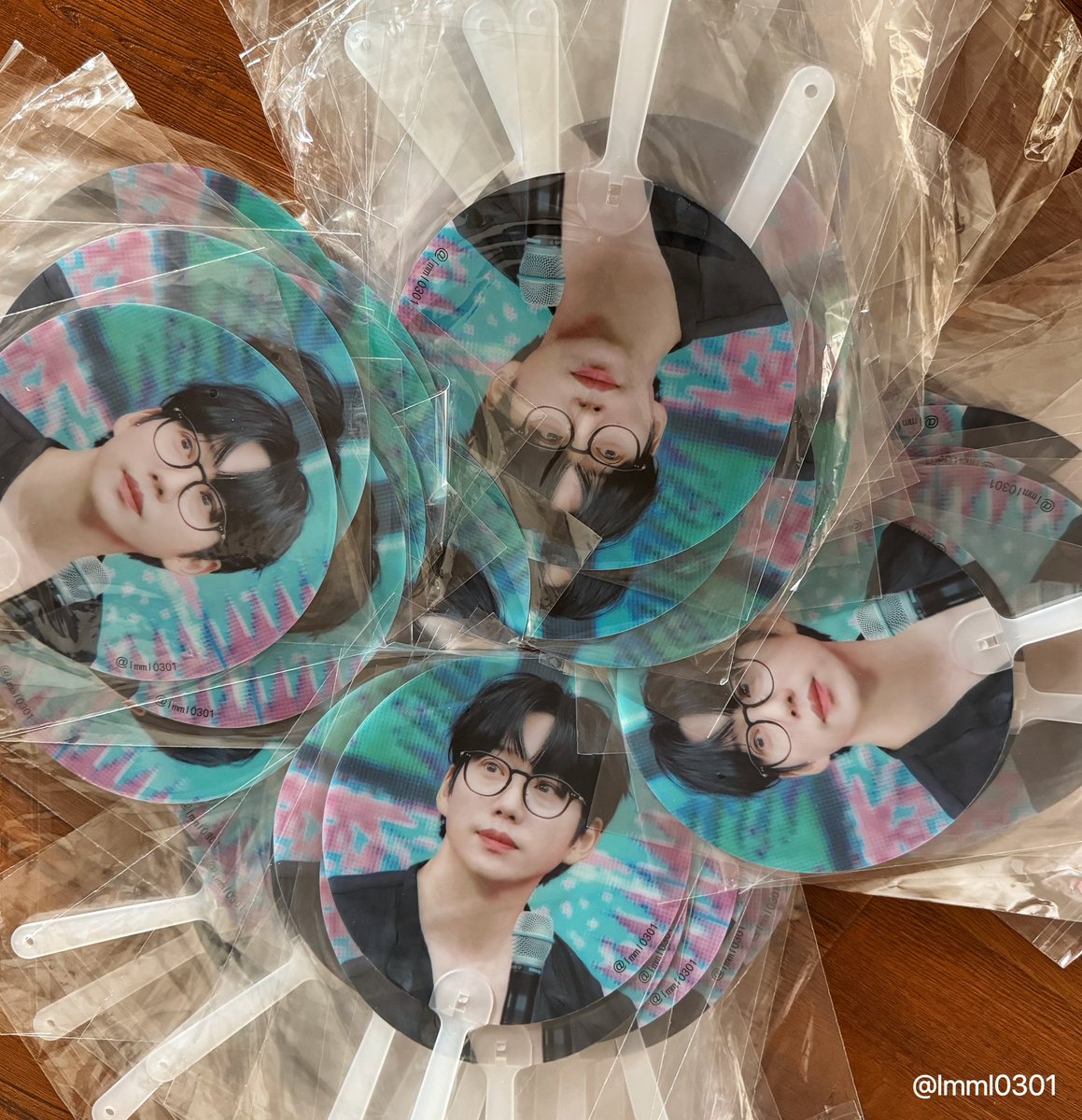 lmml0301's tweet photo. ✨1st Fan Concert 〈10CM YOU〉 나눔✨

🐰물품&amp;수량: 투명부채 100개 (하루 50개)
🐰날짜: 7월 6일 / 7월 7일
🐰인증: #RT
🐰장소&amp;시간: 당일 타래로 공지

#10CM #십센치 #권정열 https://t.co/vbpazqYHZU