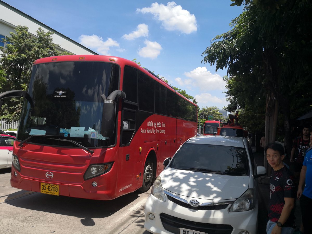 Roadtrip! 😁
Bangkok United have 7 buses going to Ratchaburi for the FA-cup final. ⚽
Some buses from Thammasat and some from Thai-Japanese, where I am. 🚍