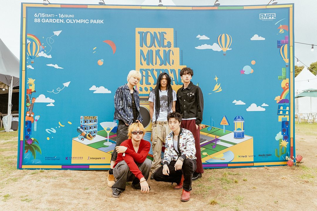 ปีแรกหลังจากเดบิวต์ได้5เดือนกับปีนี้หลังจากเดบิวต์ได้1ปี5เดือน🥹 0WAVE เก่งมากเลยปีหน้าไปอีกนะ🌊💙