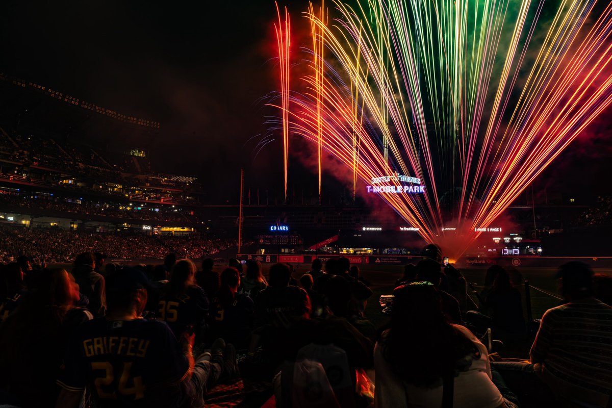 TMobilePark's tweet photo. ‘70s Fireworks Night presented by @TMobile was a groovy time 🎆 https://t.co/auCO5gdOc1