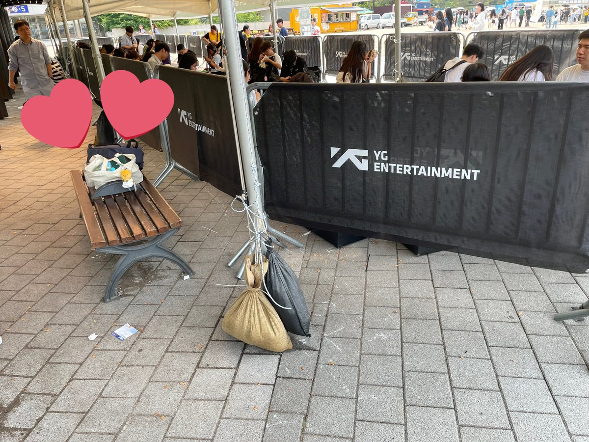 현장수령 공지합니다
사랑탐구학과 뒤쪽 벤치 후꿈이를 찾아주세요!
작은 나눔도 진행하고 있으니 많관부😘

통판 구매자님들과 럭드 2등 당첨자분 와서 수령해가세요!!
